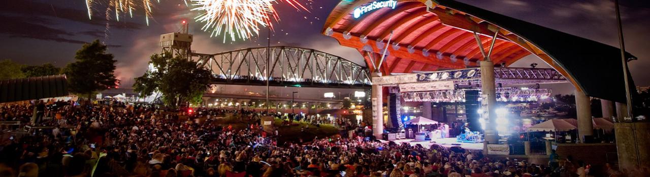 阿肯色州小石城河滨公园的烟花秀