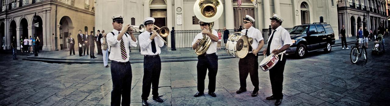 在路易斯安那州新奥尔良圣路易斯大教堂外演奏的铜管乐队 在路易斯安那州新奥尔良圣路易斯大教堂外演奏的铜管乐队