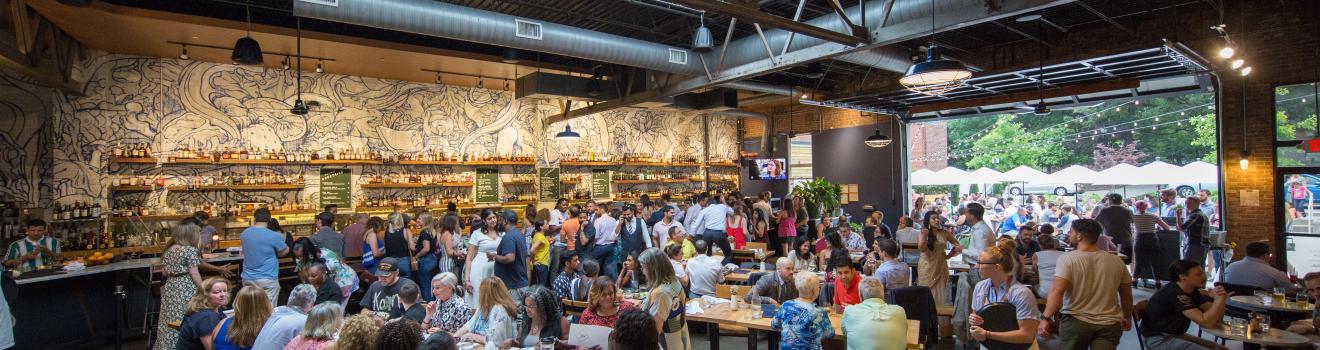 北卡罗来纳州罗利 Whiskey Kitchen 餐厅的热闹景象 北卡罗来纳州罗利 Whiskey Kitchen 餐厅的热闹景象