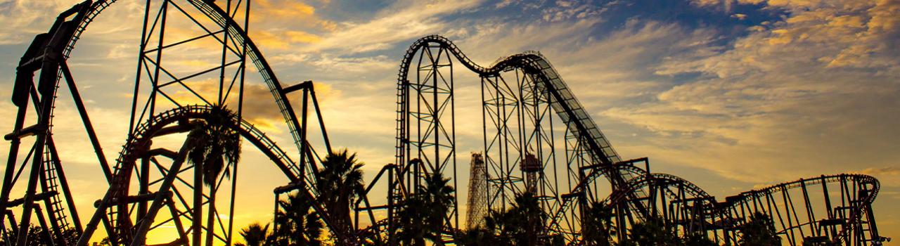 加利福尼亚州圣塔克拉里塔六旗魔术山乐园里的过山车