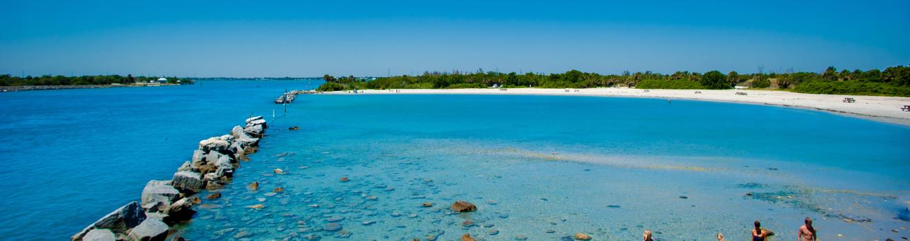 佛罗里达州墨尔本海滩塞巴斯蒂安水湾州立公园的蓝色水域