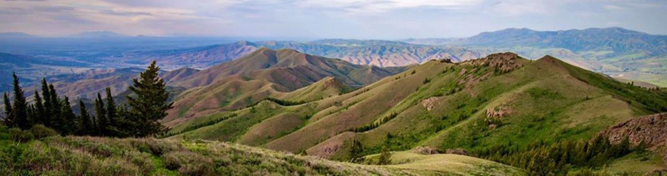 在爱达荷州波卡特洛附近的斯科特山上一览山谷景观