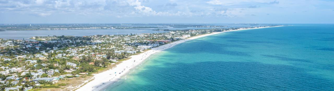 鸟瞰佛罗里达州布雷登顿附近的白沙滩