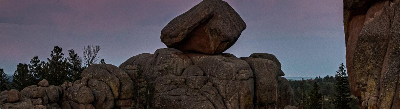 洒在怀俄明州夏安市卡特高地国家公园岩石上的日落余晖