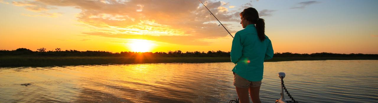 在路易斯安那州莱克查尔斯附近的卡卡西厄湖上泛舟垂钓