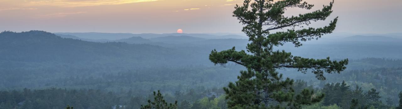密西根州马奎特苏加洛夫山的日落美景 密西根州马奎特苏加洛夫山的日落美景