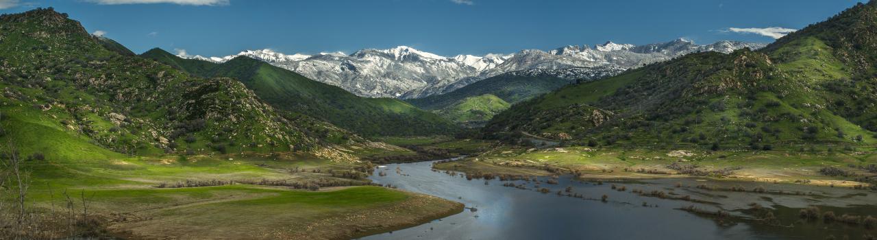 卡威河 (Kaweah River) 贯穿加利福尼亚州维塞利亚附近的美洲杉国家公园
