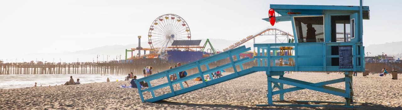 海滩上的救生站,背景是圣莫尼卡码头 海滩上的救生站,背景是圣莫尼卡码头