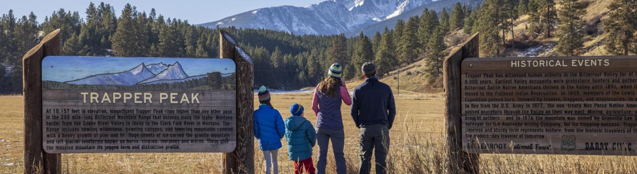 一家人在蒙大拿州冰川地区的 Trapper Peak 公园欣赏迷人的景色