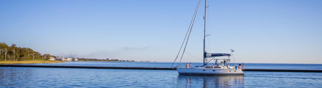 在湛蓝晴空下巡游庞恰特雷恩湖 在湛蓝晴空下巡游庞恰特雷恩湖