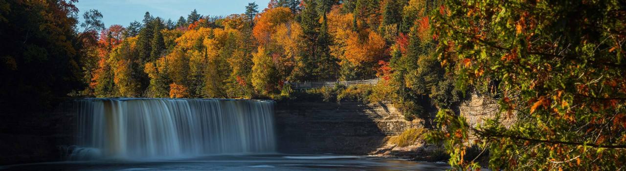 密西根州上半岛塔库梅隆瀑布秋景