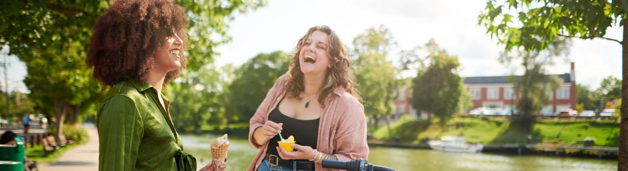 在纽约州罗切斯特，骑自行车游览伊利运河