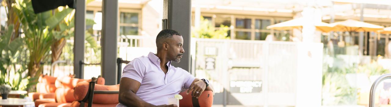 在加利福尼亚州尔湾 Marriott Irvine Spectrum 酒店的池畔放松身心