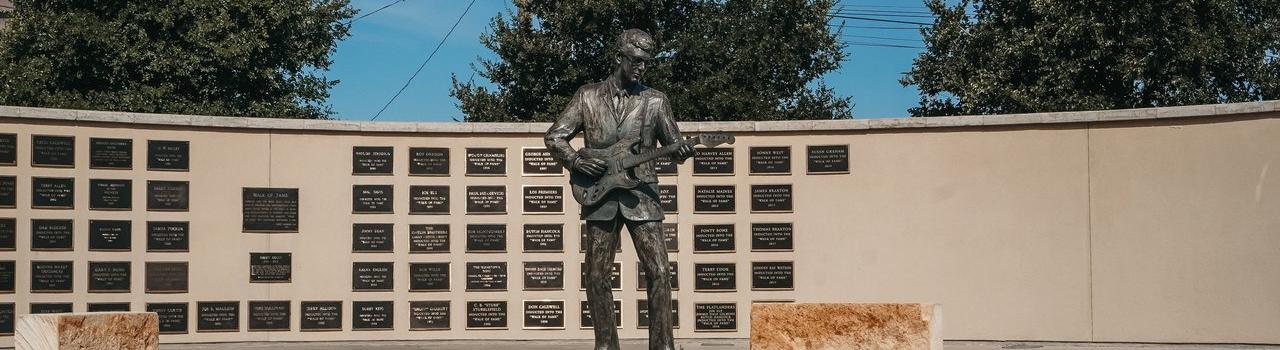 在德克萨斯州卢伯克,歌唱家巴迪·霍利的雕塑矗立在巴迪·霍利中心外 在德克萨斯州卢伯克,歌唱家巴迪·霍利的雕塑矗立在巴迪·霍利中心外