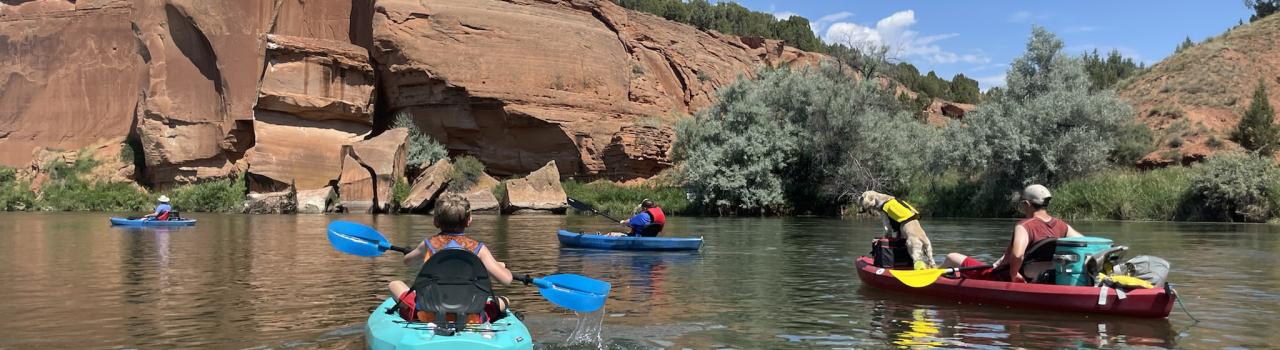 一群人在怀俄明州瑟莫波利斯附近风景如画的大角河上泛舟