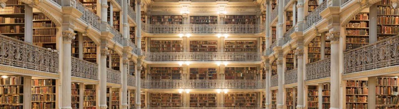 马里兰州巴尔的摩附近弗农山庄的乔治·皮博迪图书馆令人眼花缭乱的内部空间