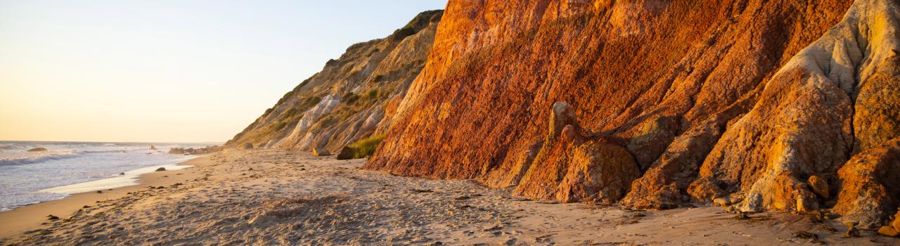 毗邻 Moshup 海滩的阿奎那悬崖彩色岩壁