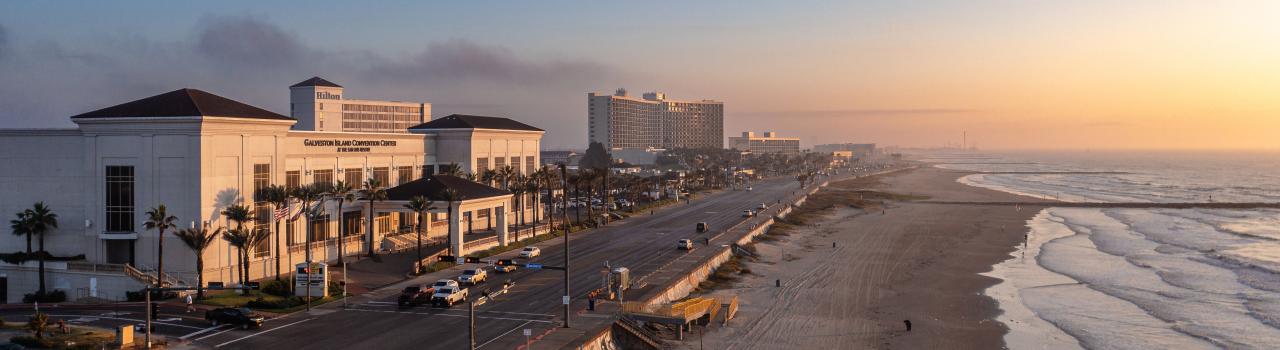 德克萨斯州加尔维斯顿海堤上的日落
