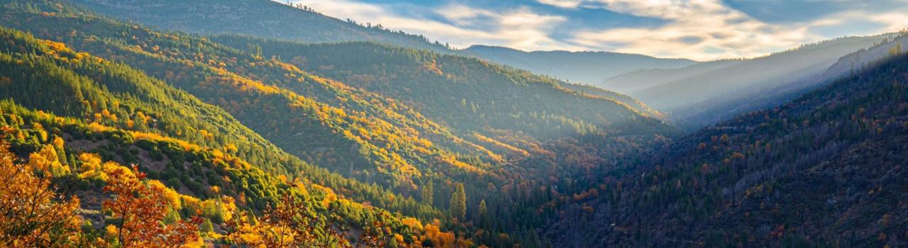 加利福尼亚州兰乔科尔多瓦附近的美国河峡谷 加利福尼亚州兰乔科尔多瓦附近的美国河峡谷