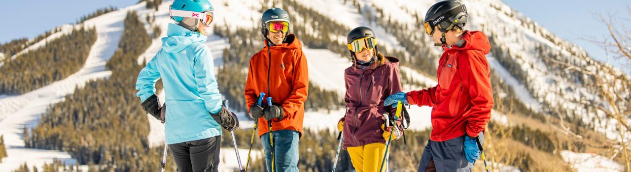 位于科罗拉多州克雷斯特德比特的克雷斯特德比特山区度假村的滑雪者