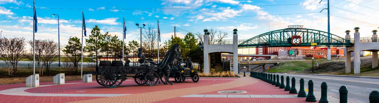 俄克拉荷马州塔尔萨市赛勒斯·艾弗里百年纪念广场具有象征意义的 66 号公路中点站“East Meets West” 俄克拉荷马州塔尔萨市赛勒斯·艾弗里百年纪念广场具有象征意义的 66 号公路中点站“East Meets West”