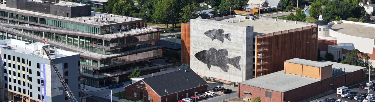 阿肯色州本顿维尔的水晶桥美国艺术博物馆鸟瞰图