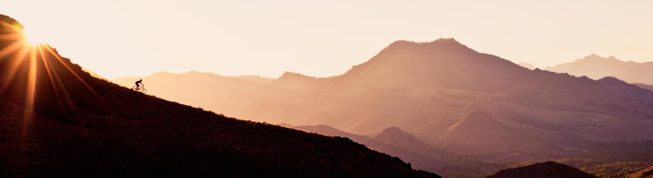 骑行游览爱达荷州太阳谷的美元山