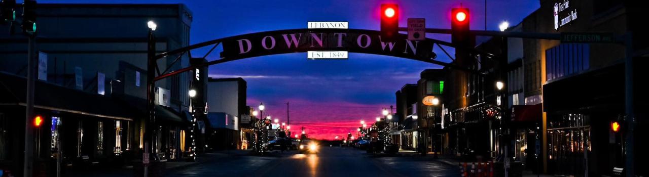 密苏里州莱巴嫩市中心的日落 密苏里州莱巴嫩市中心的日落