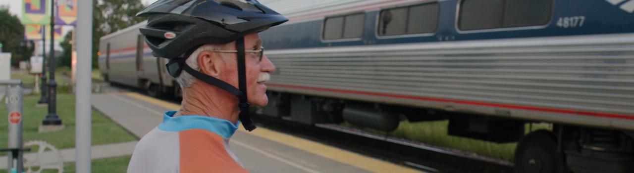 在密苏里州锡代利亚观看一列经过的火车