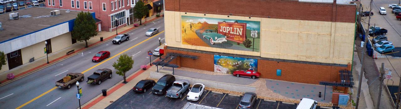密苏里州乔普林 66 号公路壁画公园的鸟瞰图 密苏里州乔普林 66 号公路壁画公园的鸟瞰图
