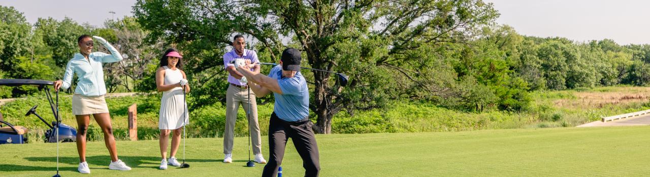 在德克萨斯州弗里斯科的 PGA Frisco 高尔夫球场与朋友一起打高尔夫