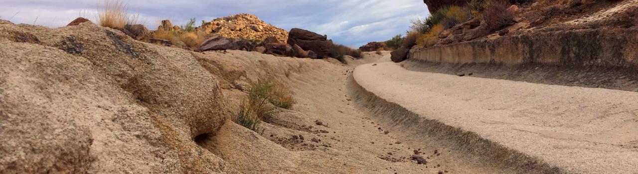 亚利桑那州金曼郊外的白崖马车公路 亚利桑那州金曼郊外的白崖马车公路