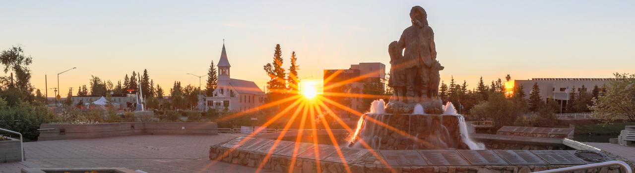 午夜太阳照耀着阿拉斯加州费尔班克斯的黄金之心公园