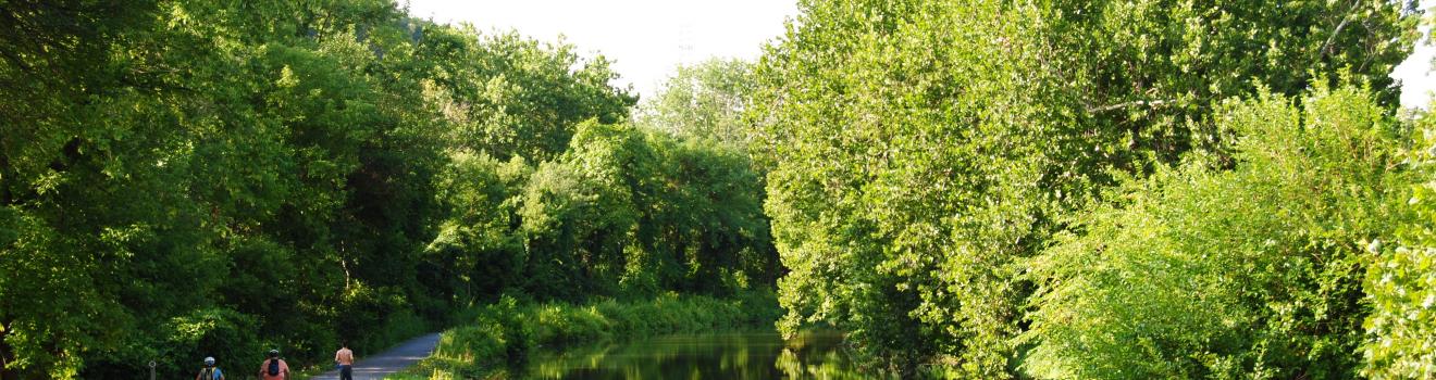 在宾夕法尼亚州伯利恒的 D&L 步道,沿着利哈伊运河(Lehigh Canal)骑行 在宾夕法尼亚州伯利恒的 D&L 步道,沿着利哈伊运河(Lehigh Canal)骑行