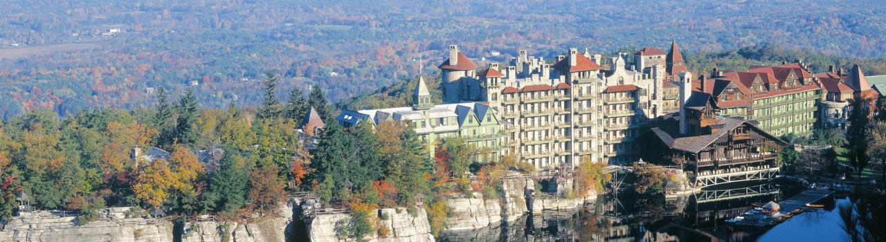 纽约州哈德逊谷新帕尔茨莫洪克山庄度假村周围的秋叶