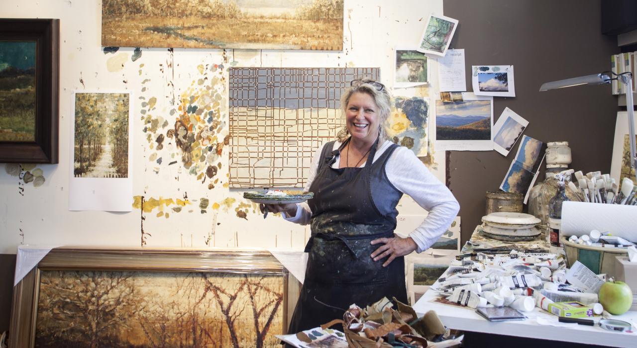 北卡罗来纳州阿什维尔，艺术家正在工作室进行创作