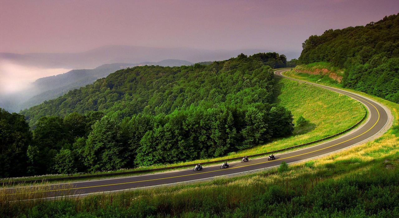 骑行穿过西弗吉尼亚州的旖旎群山