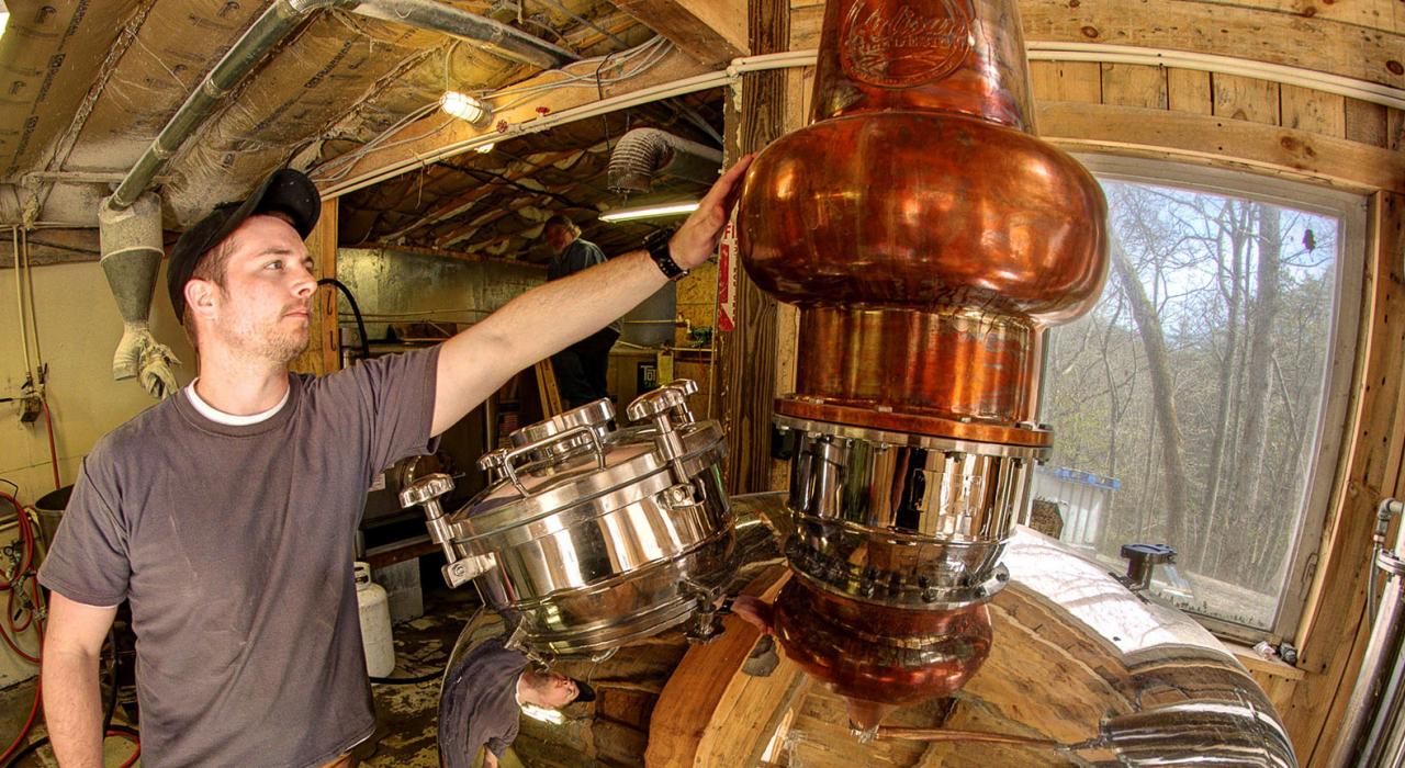 位于弗吉尼亚州阿宾登和威斯维尔中途的阿巴拉契亚山脉的烈酒蒸馏装置