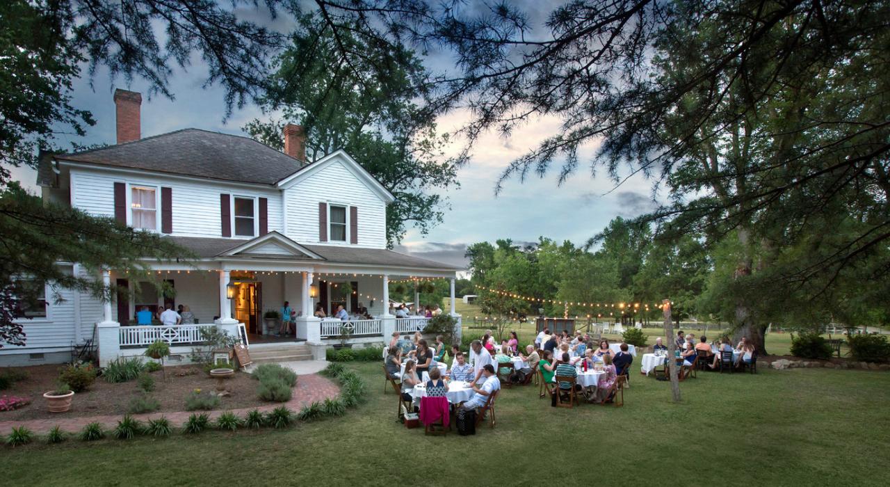 Outdoor dining at Elodie Farms Outdoor dining at Elodie Farms