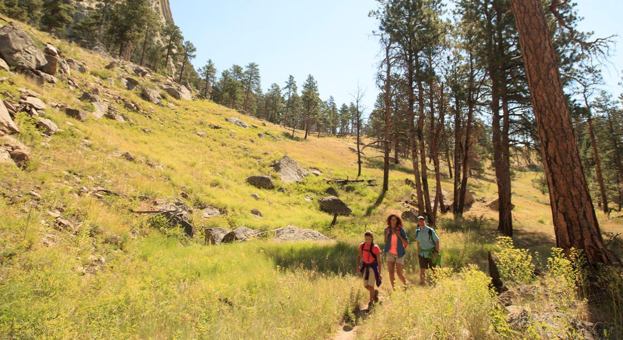 在怀俄明州魔鬼塔国家地标的掩映之下尽享徒步乐趣