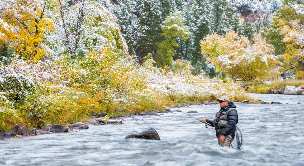 霜冻早晨的孤独垂钓者