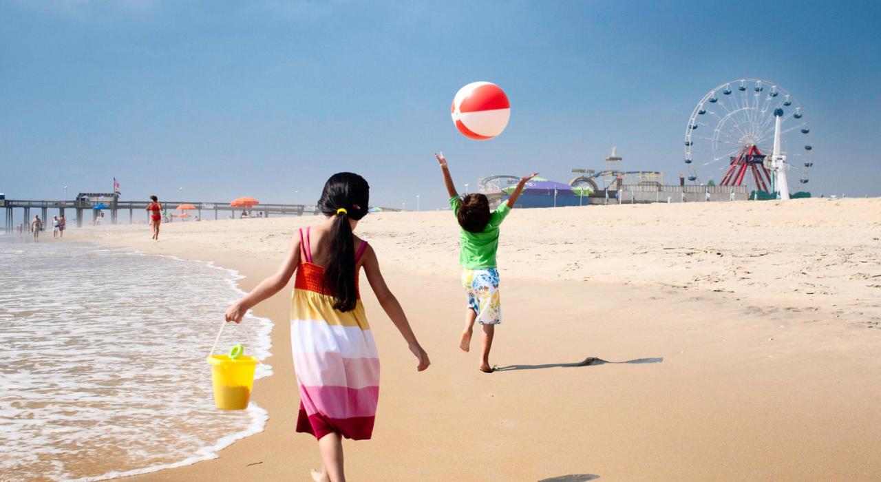 孩子们沿着海岸线玩耍 孩子们沿着海岸线玩耍