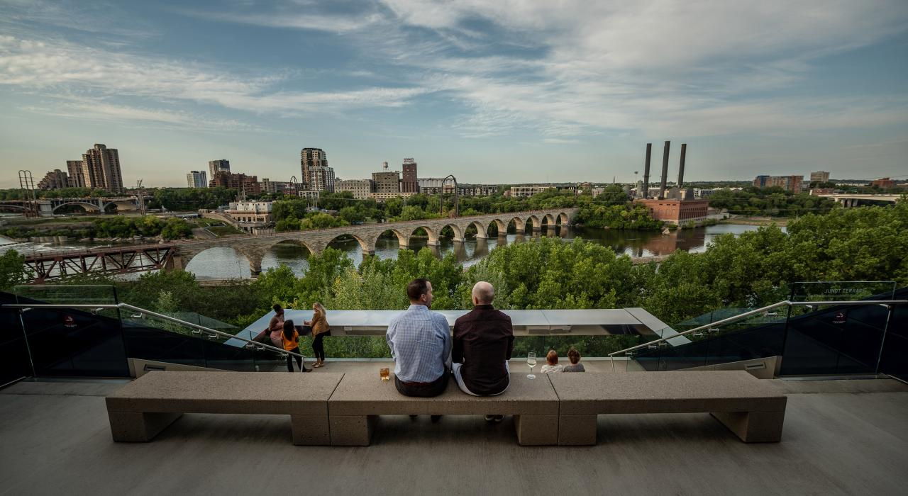 在明尼阿波利斯的格思里剧院(Guthrie Theater)欣赏密西西比河迷人的景色 在明尼阿波利斯的格思里剧院(Guthrie Theater)欣赏密西西比河迷人的景色