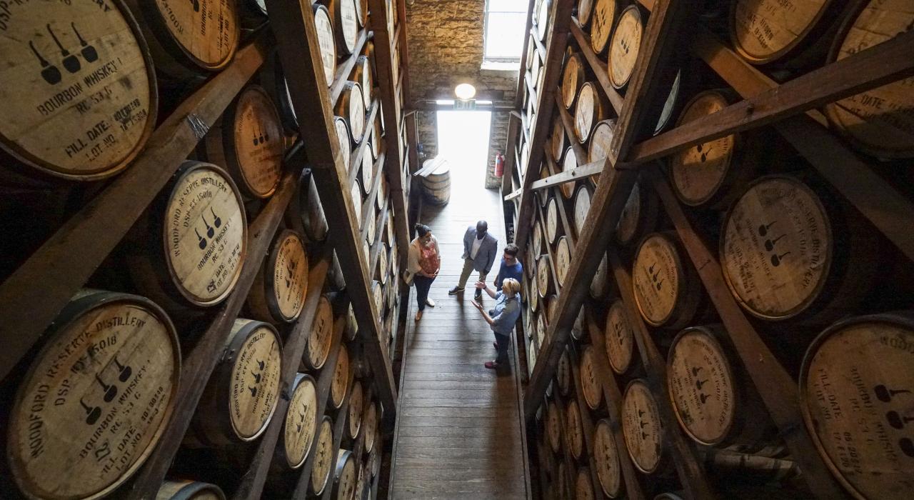 肯塔基州凡尔赛久负盛誉的伍德福德珍藏酿酒厂的导游陪同之旅