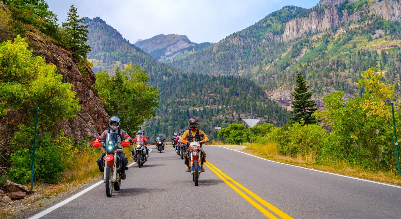 摩托车手在穿过科罗拉多州圣胡安山脉的百万美金公路 (Million Dollar Highway) 上骑行 摩托车手在穿过科罗拉多州圣胡安山脉的百万美金公路 (Million Dollar Highway) 上骑行