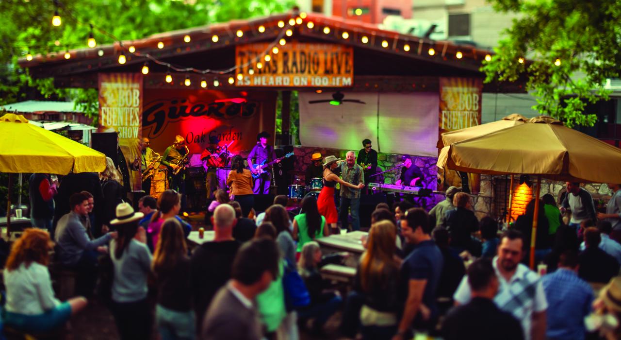 德克萨斯州奥斯汀 Guero's 墨西哥酒吧内的现场音乐表演