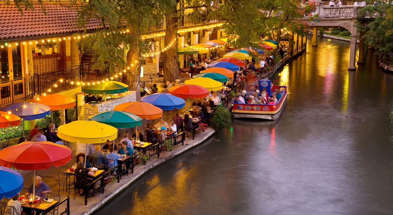 暮色下的圣安东尼奥河畔步道