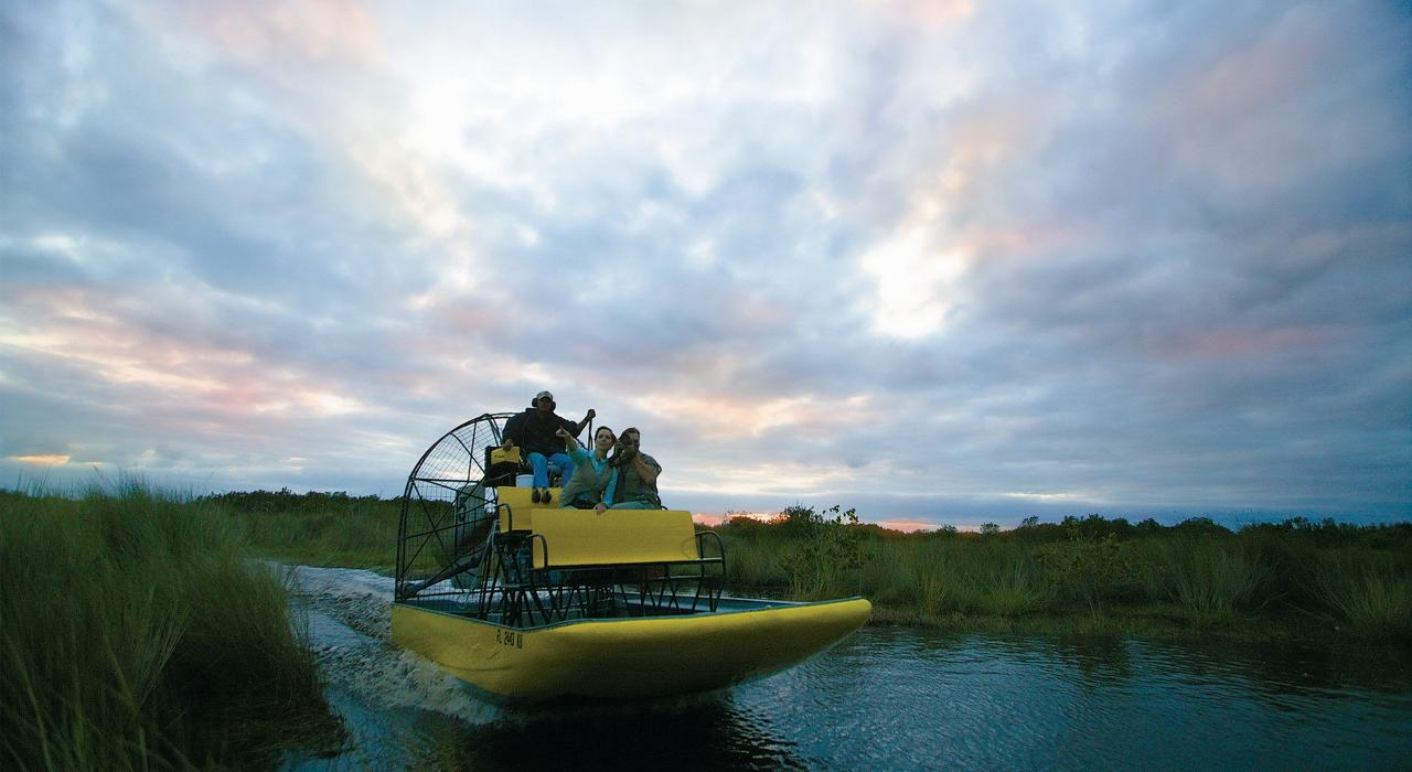 乘汽艇去探索特拉福德湖 乘汽艇去探索特拉福德湖