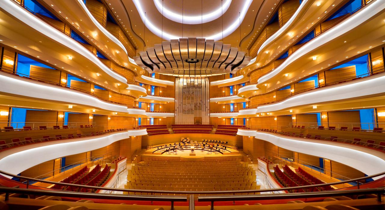 瑟格尔斯特罗姆艺术中心内灯火通明的景象 瑟格尔斯特罗姆艺术中心内灯火通明的景象