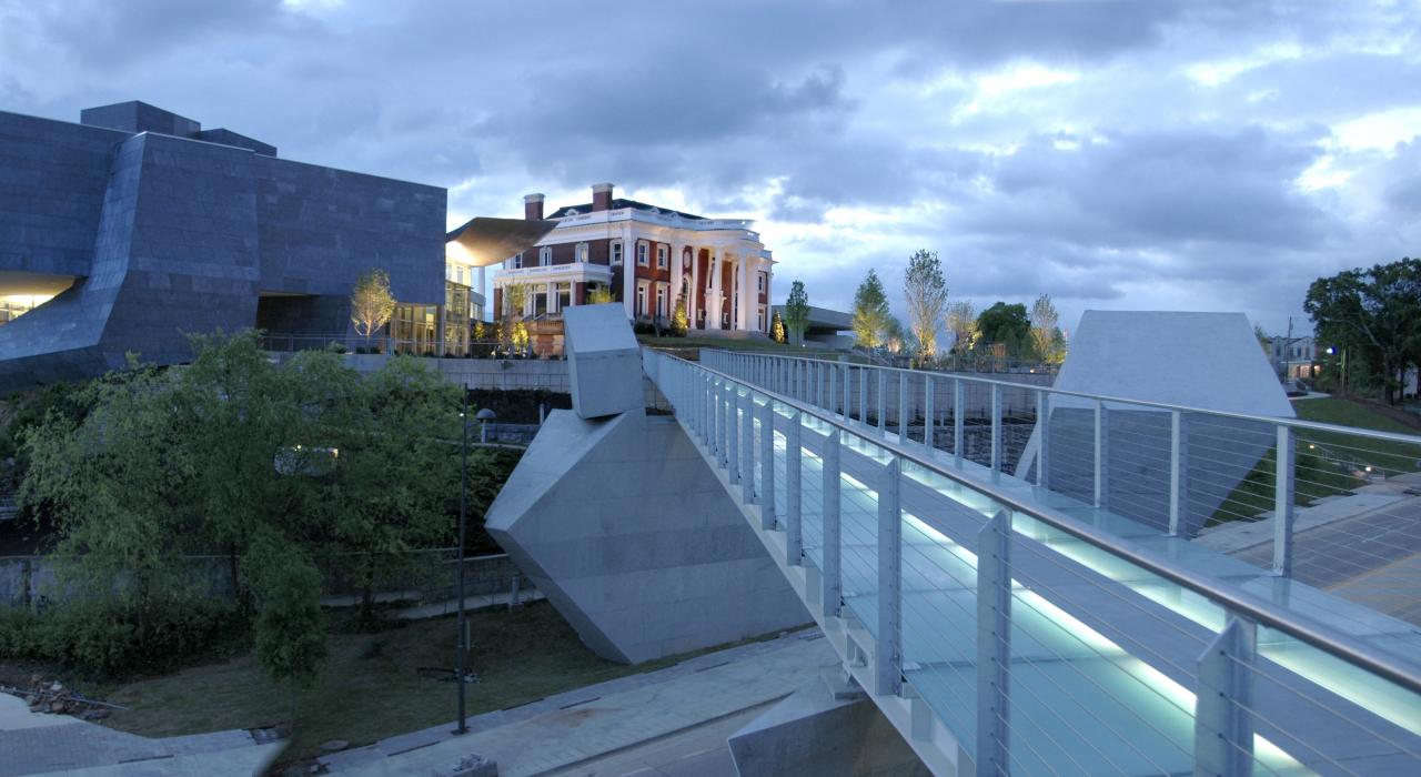 通往亨特美国艺术博物馆的 Holmberg Bridge 桥